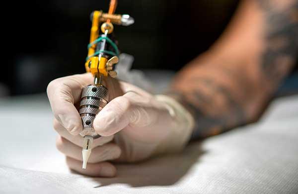 Tatuador brasileiro com mais de 1 milhão de seguidores cobre estrias com tinta-0