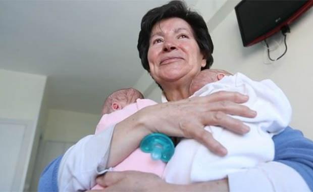 Mulher de 64 anos dá à luz a gêmeos e incendeia discussão sobre gestação na terceira idade-0