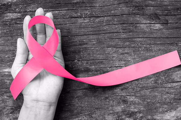 Controvérsia por causa de um anúncio contra o câncer de mama que ofendeu sobreviventes da doença-0