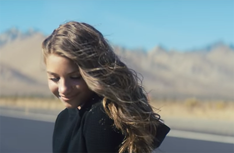 Mackenzie Ziegler lança clipe de “Breathe”-0