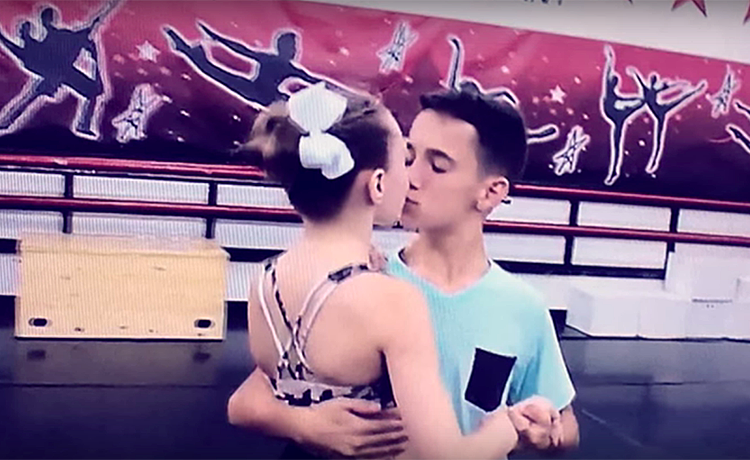 Por onde anda Gino Cosculluela, o bailarino que deu o primeiro beijo de Maddie Ziegler? -0