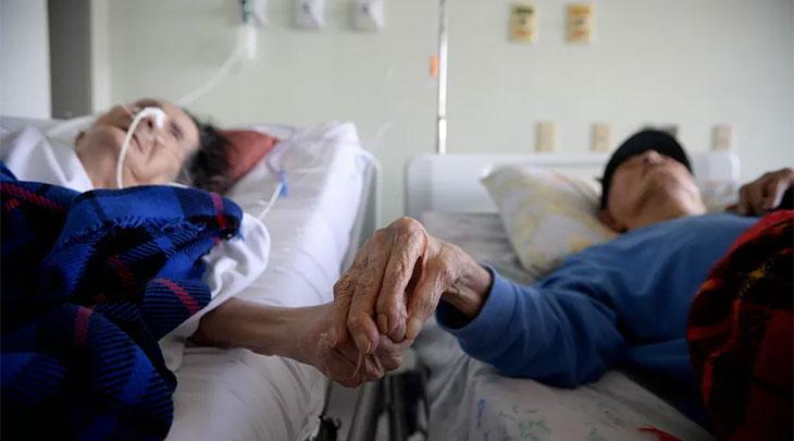 Casados e felizes há 82 anos, eles ganharam o direito de ficar juntos no hospital -0