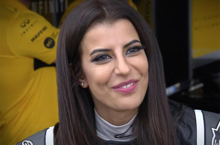 Após a liberação para dirigir, mulher saudita assume o volante de um carro de Fórmula 1-0