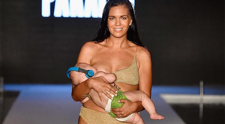 Modelo amamenta filha de 5 meses enquanto se apresenta na passarela -0