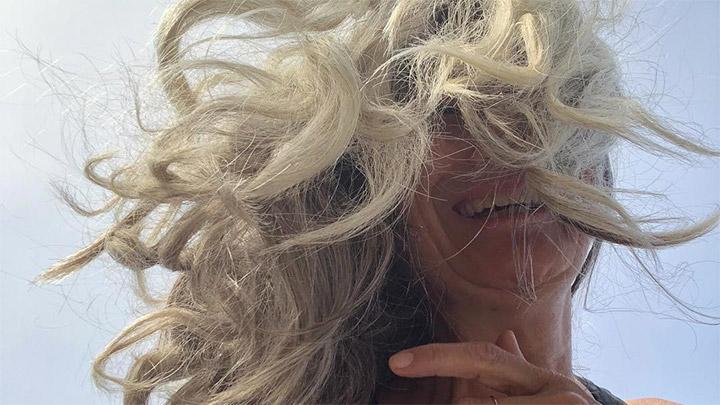 Contra “ditadura da tintura”, mulheres assumem cabelos grisalhos e fazem sucesso-0