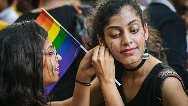 Índia derruba lei centenária que proibia pessoas LGBT de se relacionarem livremente-0
