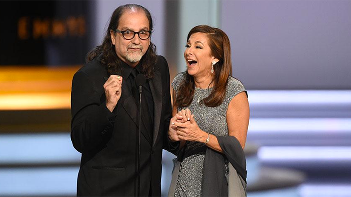 Em plena cerimônia do Emmy, diretor premiado pede a mão da namorada em casamento-0