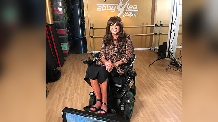 De cadeira de rodas e contrariando ordens médicas, Abby Lee volta a filmar Dance Moms-0