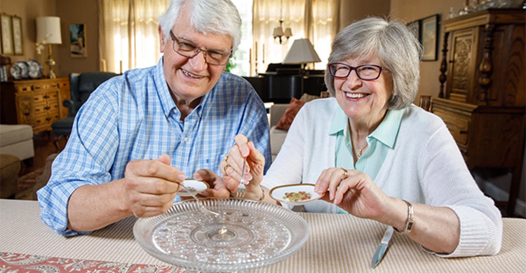 Todos os anos, casal come um pedaco congelado do bolo de casamento, realizado em 1970!-0