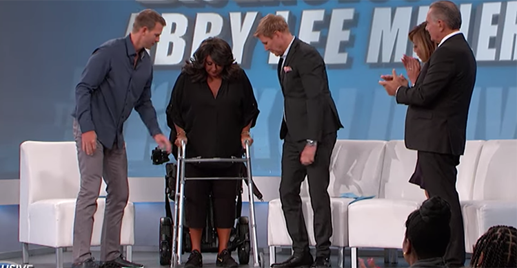 Abby Lee finalmente consegue se levantar da cadeira de rodas! Assista ao vídeo desse momento emocionante!-0